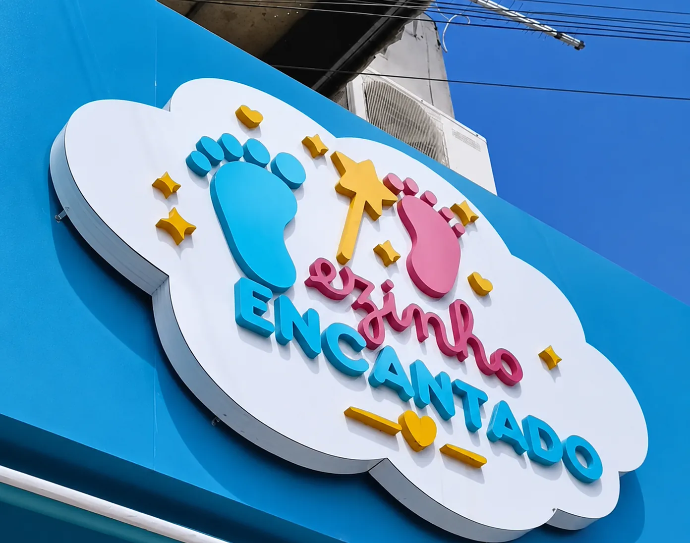 Fachada azul da Pezinho Encantado em Caruaru com letreiro em formato de nuvem