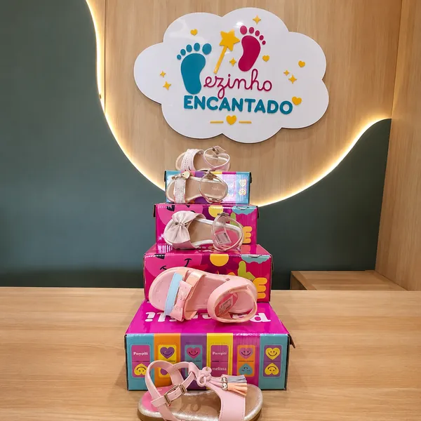 Sapatinho de bebê marrom da linha primeiros passos